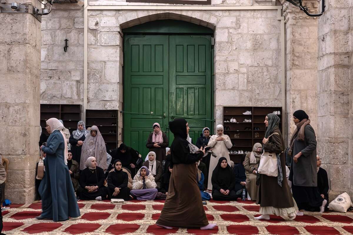 Mescid-i Aksa 41 gün sonra ibadete açıldı, Filistinliler şükür secdesine kapandı 23